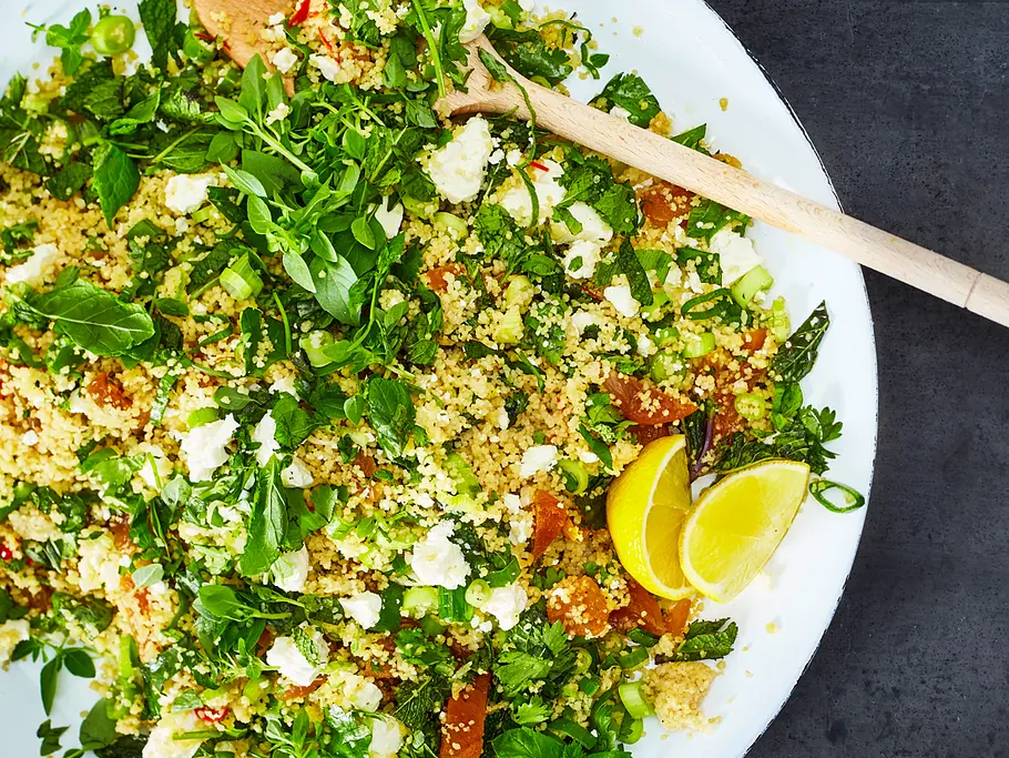 Couscous-Salat mit Feta und getrockneten Aprikosen in einem Teller servier Couscous-Salat mit Feta und getrockneten Aprikosen in einem Teller servier