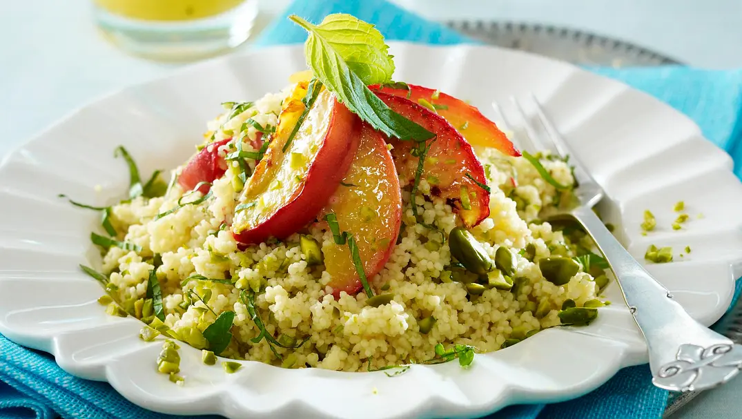 Couscous-Salat mit gebratenen Pfirsichspalten und Orangendressing Rezept - Foto: LECKER @ Bauer Media Group Couscous-Salat mit gebratenen Pfirsichspalten und Orangendressing Rezept - Foto: LECKER @ Bauer Media Group