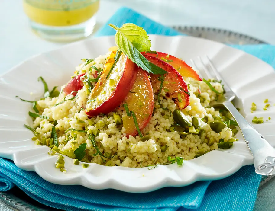 Couscous-Salat mit gebratenen Pfirsichspalten und Orangendressing Rezept Couscous-Salat mit gebratenen Pfirsichspalten und Orangendressing Rezept
