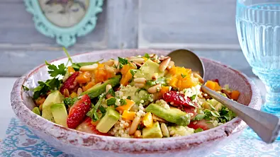 Couscoussalat mit Avocado und Erdbeeren Rezept - Foto: LECKER @ Bauer Media Group