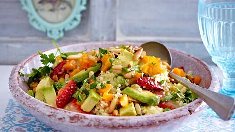 Couscoussalat mit Avocado und Erdbeeren Rezept - Foto: House of Food / Bauer Food Experts KG