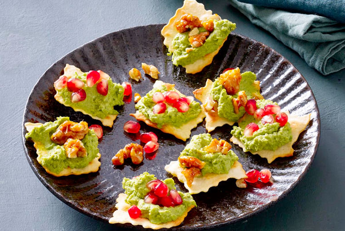 Cracker mit Erbsenpüree und Granatapfel Rezept