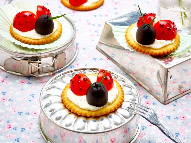Cracker mit Tomaten-Marienkäfern Rezept Cracker mit Tomaten-Marienkäfern Rezept