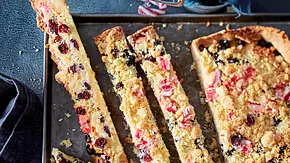 Cranberries-Kokos-Streifen mit Zuckerstangen-Crunch Rezept - Foto: LECKER @ Bauer Media Group Cranberries-Kokos-Streifen mit Zuckerstangen-Crunch Rezept - Foto: LECKER @ Bauer Media Group