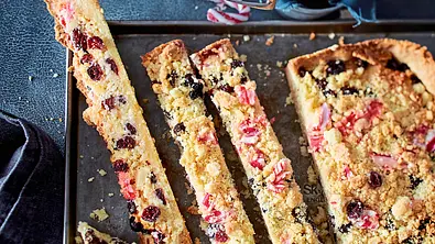 Cranberries-Kokos-Streifen mit Zuckerstangen-Crunch Rezept - Foto: LECKER @ Bauer Media Group