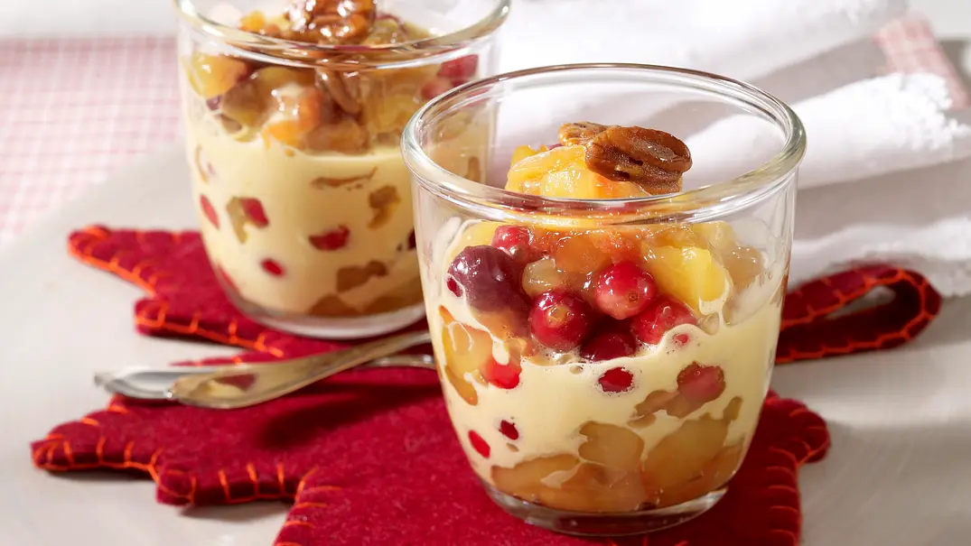 Cranberry-Apfel-Kompott mit Whiskey-Zabaione Rezept - Foto: LECKER @ Bauer Media Group Cranberry-Apfel-Kompott mit Whiskey-Zabaione Rezept - Foto: LECKER @ Bauer Media Group