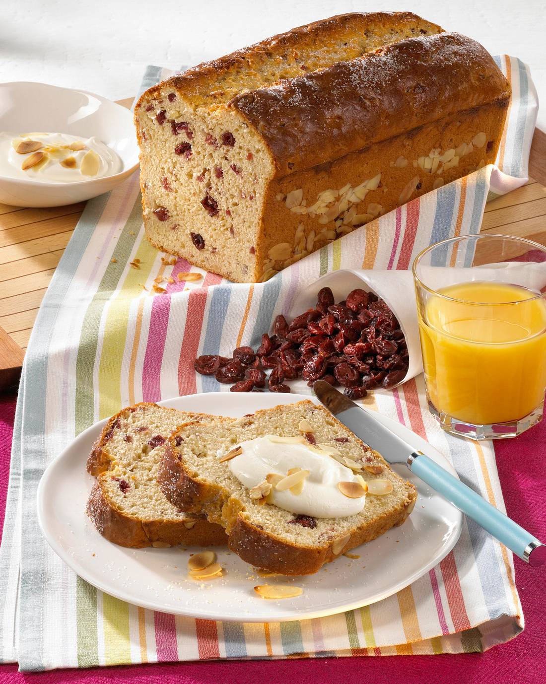 Cranberry-Mandel-Brot aus Hefeteig mit getrockneten Cranberries und ...