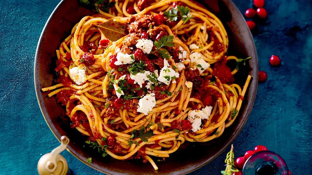 Cranberrybolognese mit Feta Rezept - Foto: LECKER @ Bauer Media Group Cranberrybolognese mit Feta Rezept - Foto: LECKER @ Bauer Media Group
