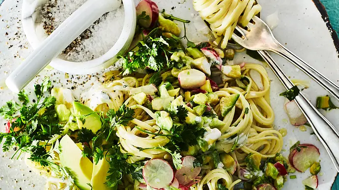 Creamy Avocado Pasta auf einem Teller angerichtet mit Radieschen - Foto: LECKER @ Bauer Media Group Creamy Avocado Pasta auf einem Teller angerichtet mit Radieschen - Foto: LECKER @ Bauer Media Group