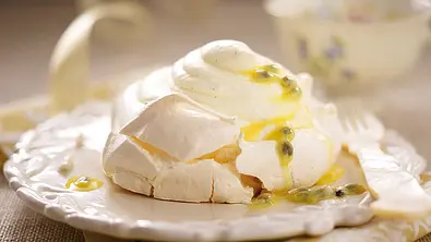 Crema bianca auf Baiser mit Passionsfrucht Rezept - Foto: LECKER @ Bauer Media Group