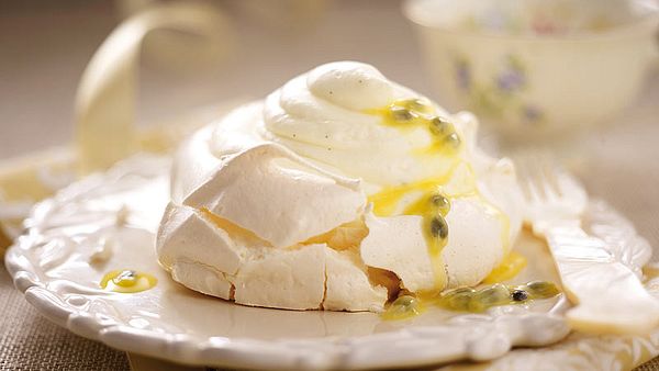 Crema bianca auf Baiser mit Passionsfrucht Rezept - Foto: House of Food / Bauer Food Experts KG