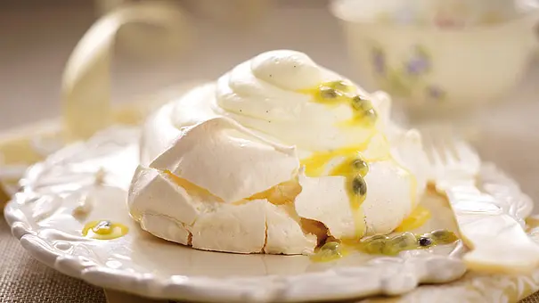 Crema bianca auf Baiser mit Passionsfrucht Rezept - Foto: LECKER @ Bauer Media Group
