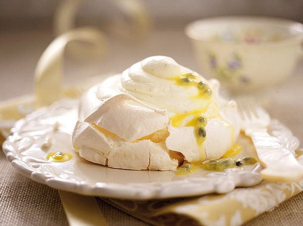 Crema bianca auf Baiser mit Passionsfrucht Rezept Crema bianca auf Baiser mit Passionsfrucht Rezept