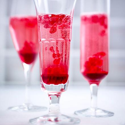 Cremant mit Granatapfelsirup und Grantapfel Rezept Cremant mit Granatapfelsirup und Grantapfel Rezept