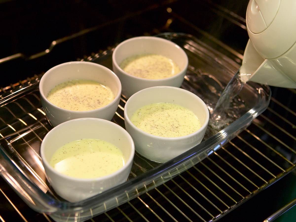 Crème brûlée Rezept: Vanillesahne im Ofen stocken lassen