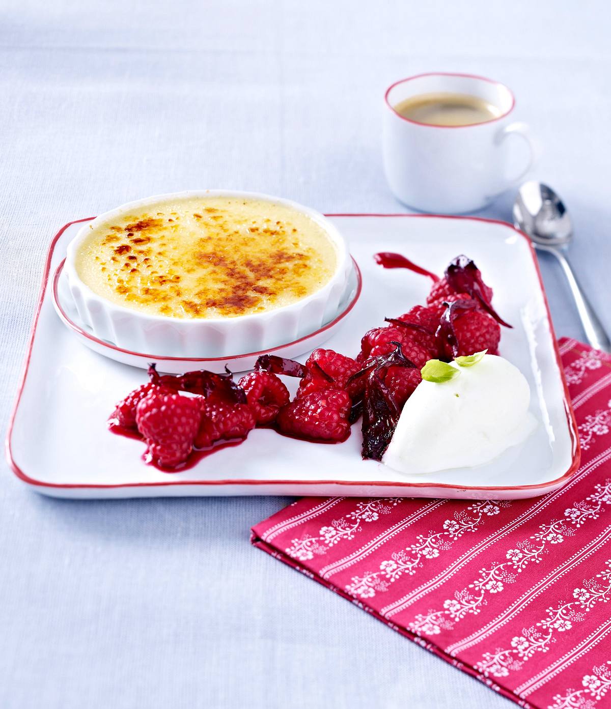 Crème brûlée légère mit Himbeeren Hibiskus und Basilikum-Sorbet Rezept