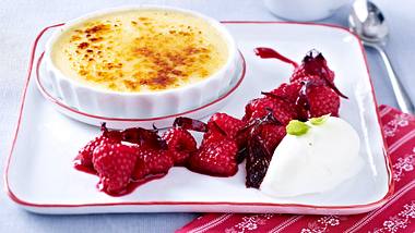 Crème brûlée légère mit Himbeeren Hibiskus und Basilikum-Sorbet Rezept - Foto: House of Food / Bauer Food Experts KG