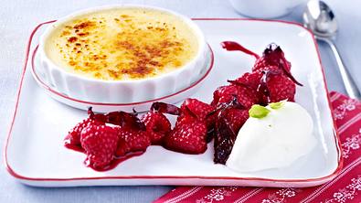 Crème brûlée légère mit Himbeeren Hibiskus und Basilikum-Sorbet Rezept - Foto: LECKER @ Bauer Media Group