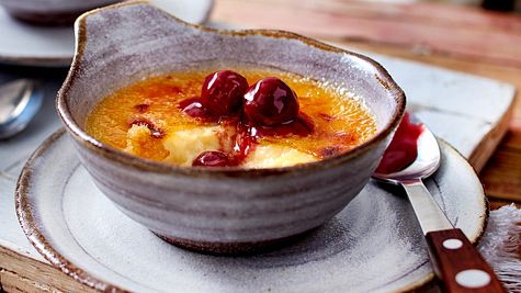 Crème brûlée mit Nugatkirschen Rezept - Foto: House of Food / Bauer Food Experts KG