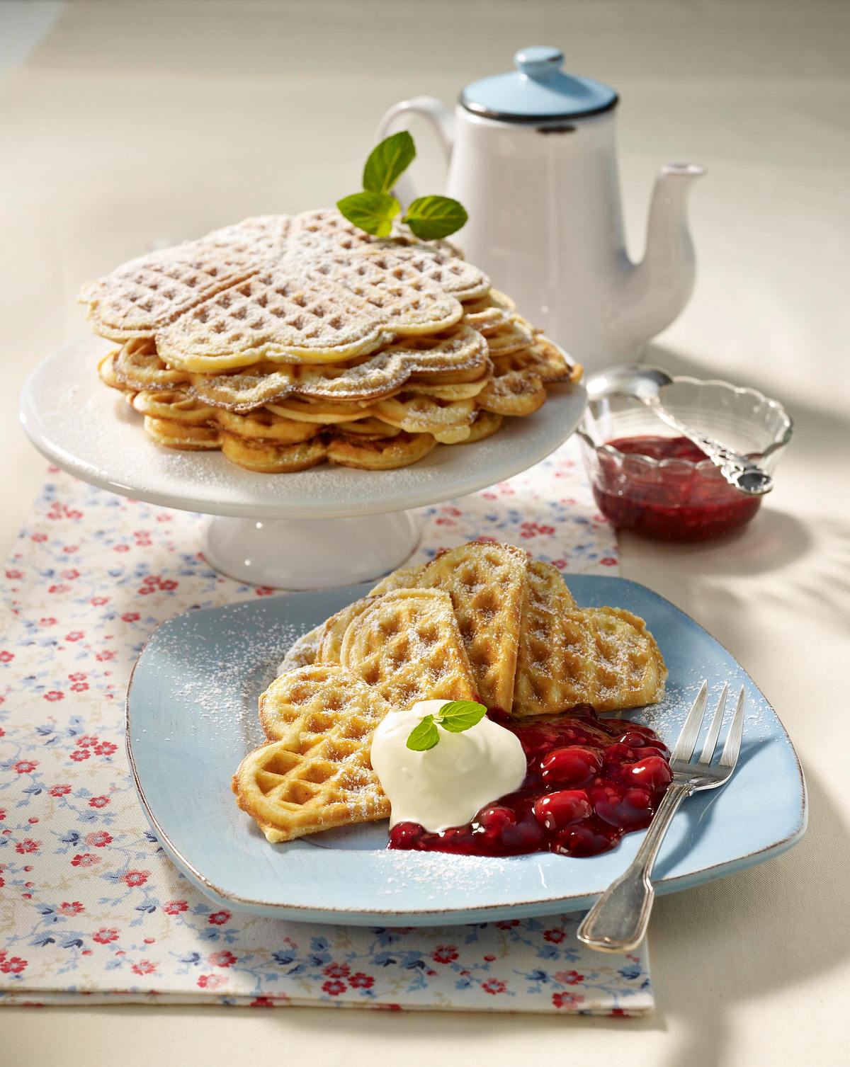 Crème fraîche-Waffeln mit roter Grütze Rezept