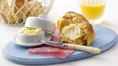 Crème fraîche-Wecken (süße Brötchen) Rezept - Foto: LECKER @ Bauer Media Group