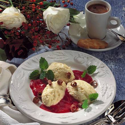 Creme-Nocken auf Himbeermark Rezept Creme-Nocken auf Himbeermark Rezept