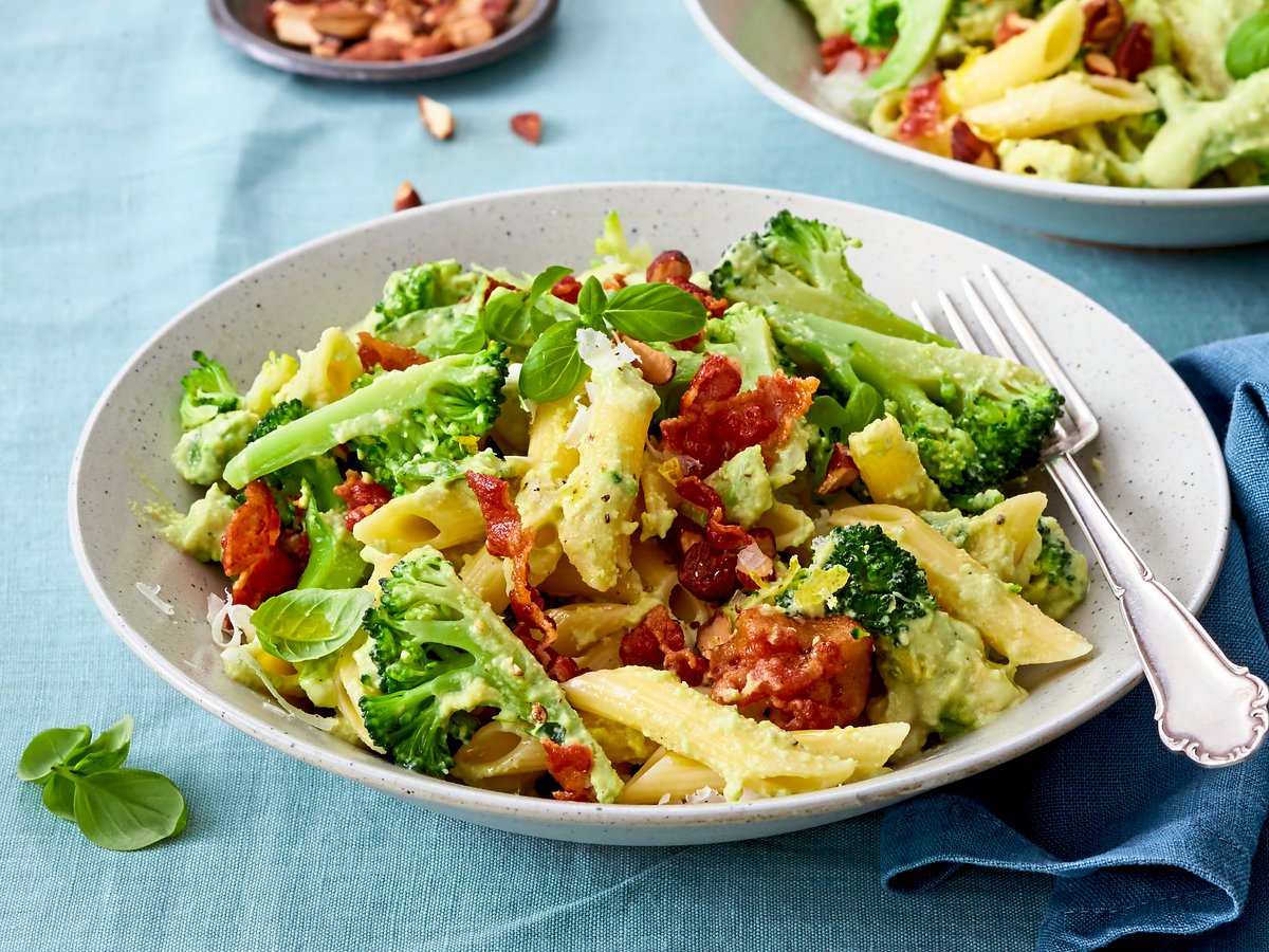 Cremige Avocado-Pasta mit Bacon-Crunch Rezept