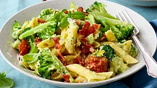 Cremige Avocado-Pasta mit Bacon-Crunch Rezept - Foto: LECKER @ Bauer Media Group Cremige Avocado-Pasta mit Bacon-Crunch Rezept - Foto: LECKER @ Bauer Media Group