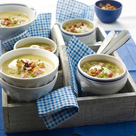 Cremige Erbsensuppe mit Fleischwurst und Bauernbrot-Croûtons Rezept Cremige Erbsensuppe mit Fleischwurst und Bauernbrot-Croûtons Rezept