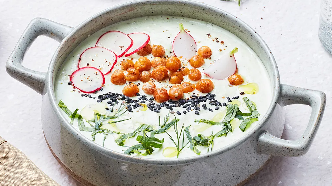 Cremige Joghurtsuppe mit Kebapspieß - Foto: LECKER @ Bauer Media Group Cremige Joghurtsuppe mit Kebapspieß - Foto: LECKER @ Bauer Media Group