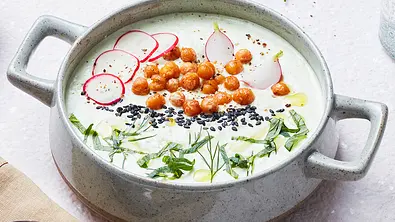Cremige Joghurtsuppe mit Kebapspieß - Foto: LECKER @ Bauer Media Group