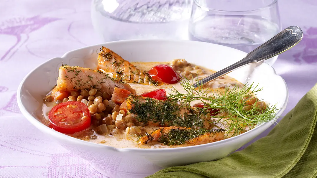 Cremige Linsensuppe mit Lachsstreifen Rezept - Foto: LECKER @ Bauer Media Group Cremige Linsensuppe mit Lachsstreifen Rezept - Foto: LECKER @ Bauer Media Group