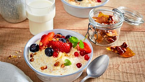 Cremige Milchhirse mit karamellisierten Nüssen Rezept - Foto: House of Food / Bauer Food Experts KG