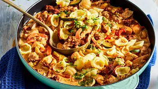Cremige Nudel-Hackfleisch-Pfanne mit Pilzen - Foto: LECKER @ Bauer Media Group