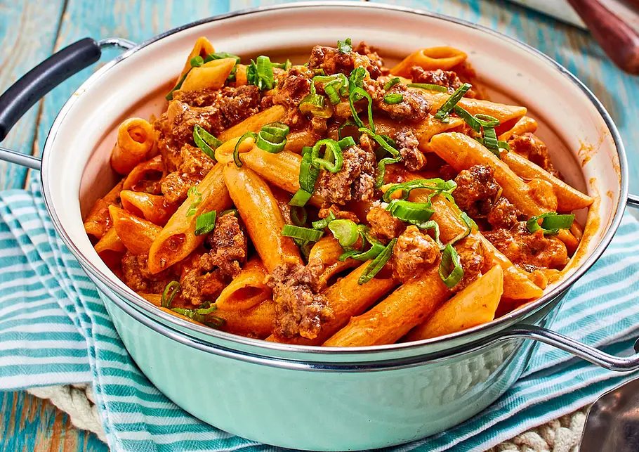 Cremige One Pot Pasta mit Mett und Lauchzwiebeln.