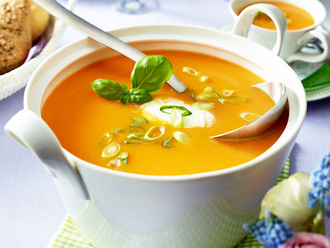 Cremige Orangen-Möhrensuppe Rezept | LECKER