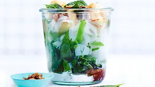 Cremige Pho mit Tofu-Puffs Rezept - Foto: LECKER @ Bauer Media Group Cremige Pho mit Tofu-Puffs Rezept - Foto: LECKER @ Bauer Media Group