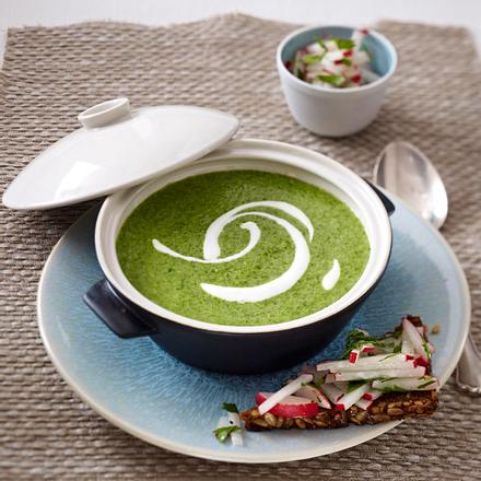 Cremige Spinatsuppe mit Schwarzbrot-Radieschen-Bruschetta Rezept Cremige Spinatsuppe mit Schwarzbrot-Radieschen-Bruschetta Rezept