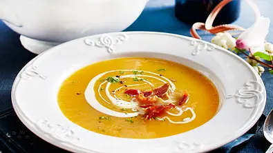 Cremige Steckrübensuppe mit Parmaschinkenchips Rezept - Foto: LECKER @ Bauer Media Group