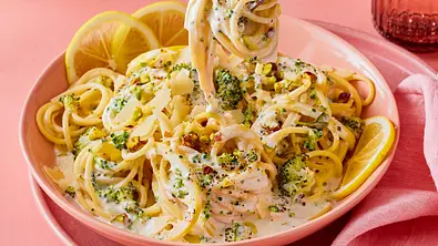 Cremige Zitronen-Brokkoli-Pasta „Chilly Cheese“ Rezept - Foto: LECKER @ Bauer Media Group