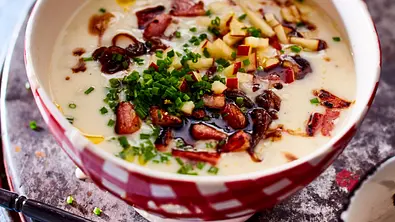 Cremige Zwiebelsuppe mit Apfel und Speck Rezept - Foto: LECKER @ Bauer Media Group