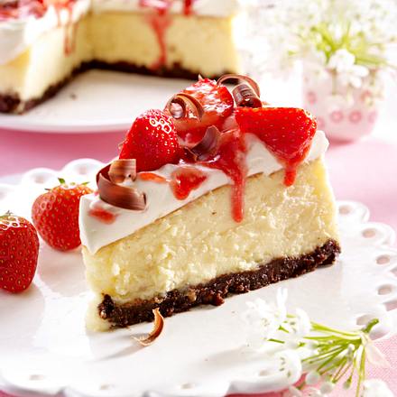Cremiger Erdbeer-Cheesecake mit Schokokeksboden Rezept Cremiger Erdbeer-Cheesecake mit Schokokeksboden Rezept
