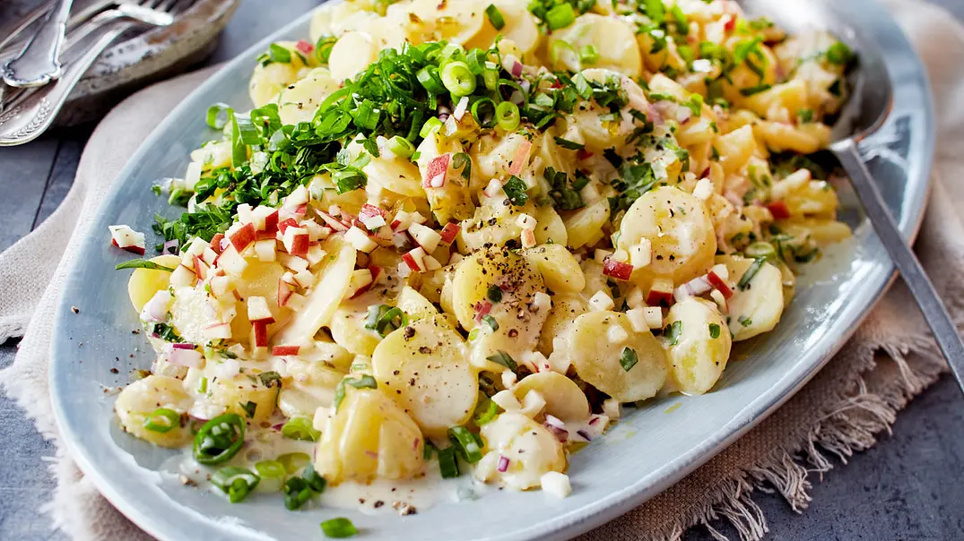 Cremiger Kartoffelsalat mit Apfel-Gurken-Salsa Rezept - Foto: LECKER @ Bauer Media Group Cremiger Kartoffelsalat mit Apfel-Gurken-Salsa Rezept - Foto: LECKER @ Bauer Media Group