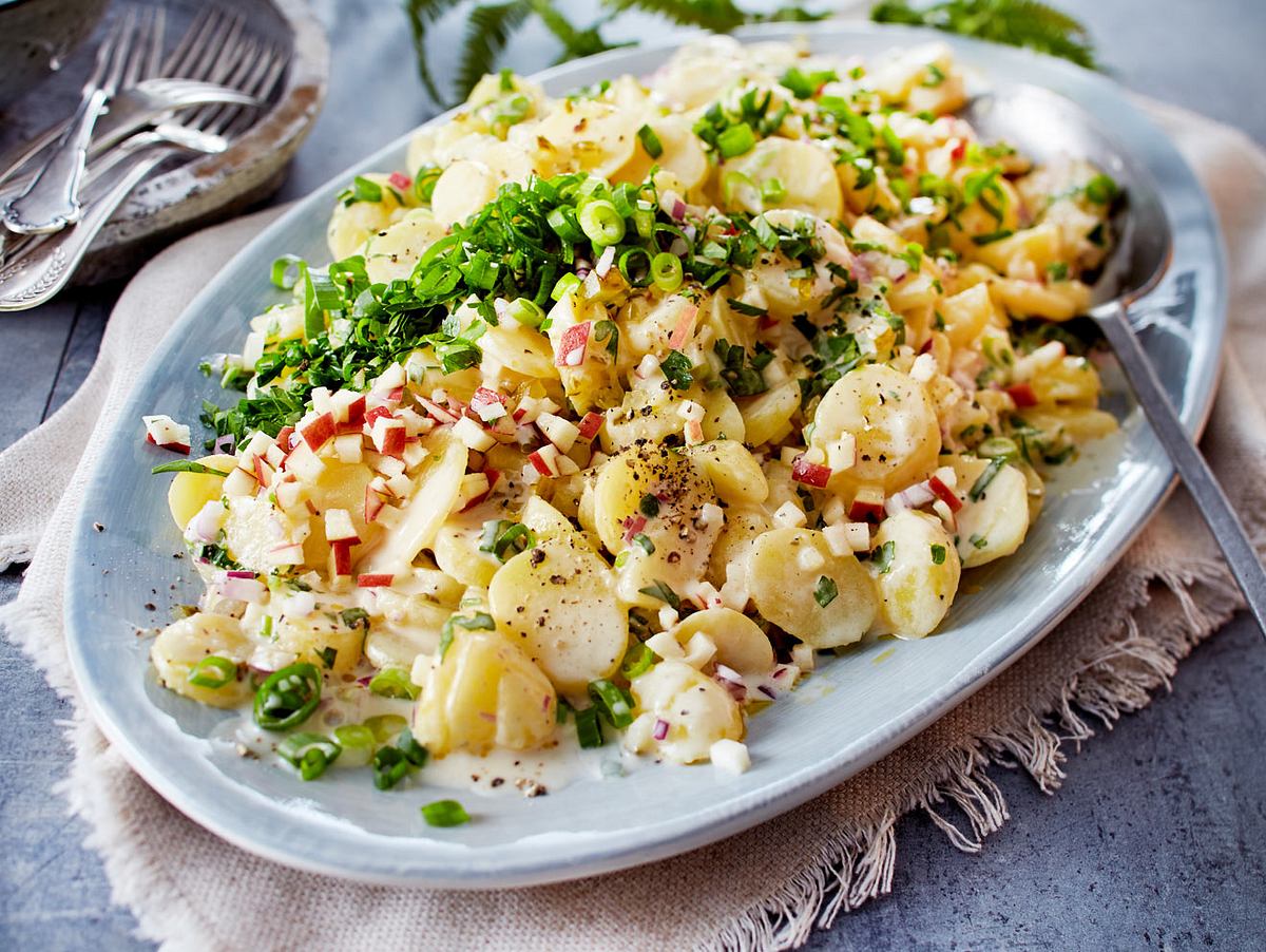 Cremiger Kartoffelsalat mit Apfel-Gurken-Salsa Rezept