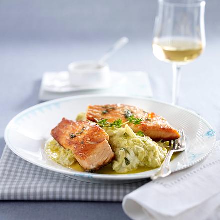 Cremiges Erbsen-Püree zu gebratenem Lachsfilet Rezept
