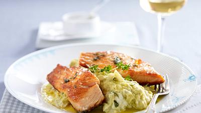 Cremiges Erbsen-Püree zu gebratenem Lachsfilet Rezept - Foto: House of Food / Bauer Food Experts KG