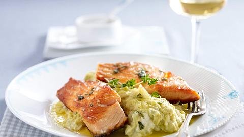 Cremiges Erbsen-Püree zu gebratenem Lachsfilet Rezept - Foto: House of Food / Bauer Food Experts KG