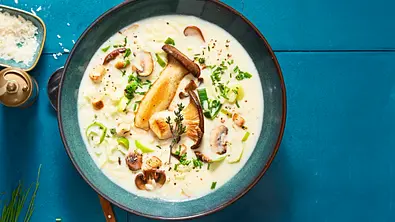 Cremiges Herbst-Süppchen mit Pilzen und Porree in einer blauen Schüssel. - Foto: LECKER @ Bauer Media Group Cremiges Herbst-Süppchen mit Pilzen und Porree in einer blauen Schüssel. - Foto: LECKER @ Bauer Media Group