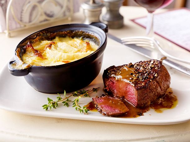 Cremiges Käse-Zwiebel-Gratin mit Pfeffersteak Rezept Cremiges Käse-Zwiebel-Gratin mit Pfeffersteak Rezept