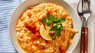 Eine flache Schüssel Kürbisrisotto mit Petersilie und Zitrone als Garnitur. - Foto: LECKER @ Bauer Media Group